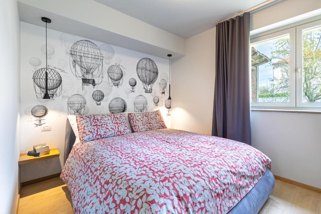 1 dormitorio con 1 cama y una pared con jaulas para aves en La Casa Nelle Aie - App. Nebbiolo -Box Auto & WiFi, en La Morra