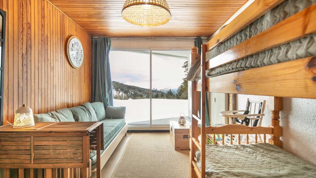 - une chambre avec des lits superposés, un bureau et une fenêtre dans l'établissement Le Carina -4- charmant Studio 4 pers, à Chamrousse