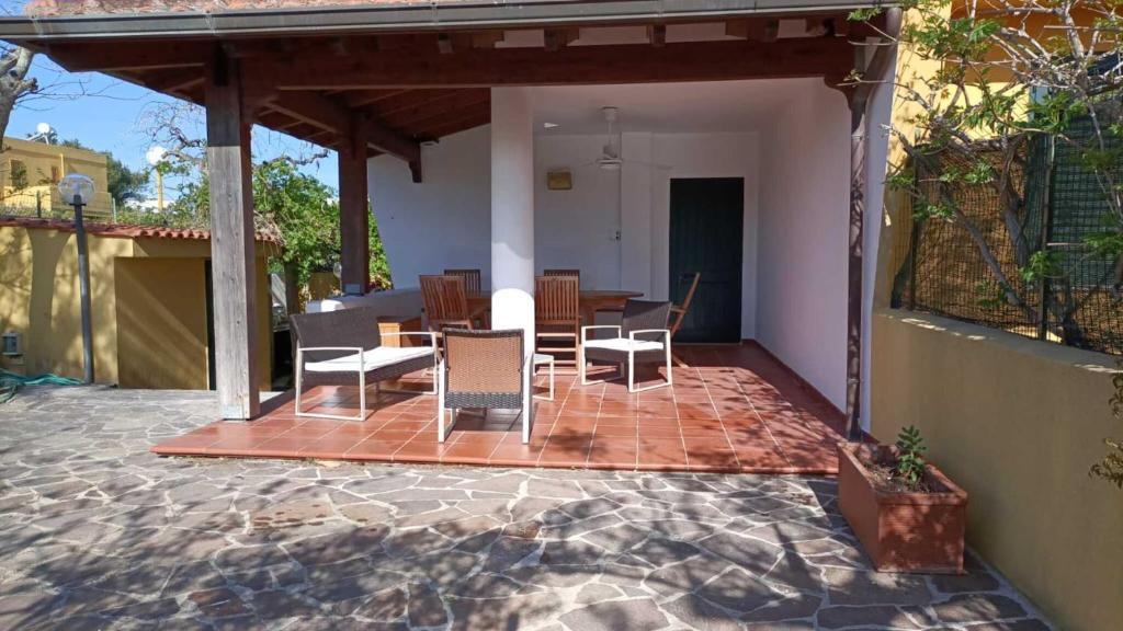 eine Terrasse mit einem Tisch und Stühlen auf einem Haus in der Unterkunft Villa Angela in Torre dell'Orso