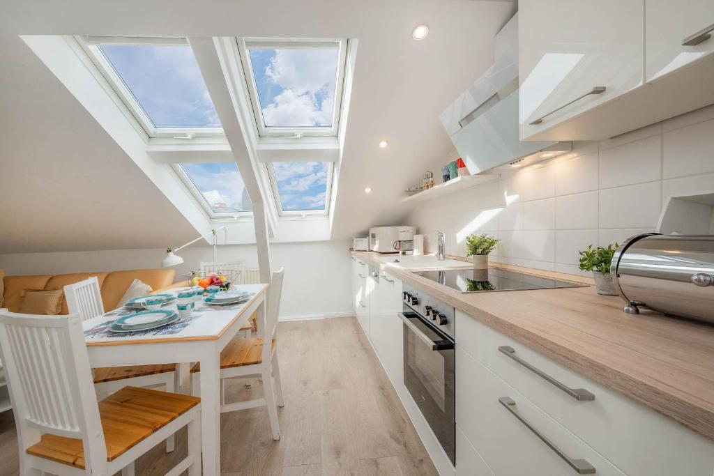 黑靈斯多夫的住宿－Apartment Westfalia 2，带天窗天花板的厨房和带白色台面的厨房。