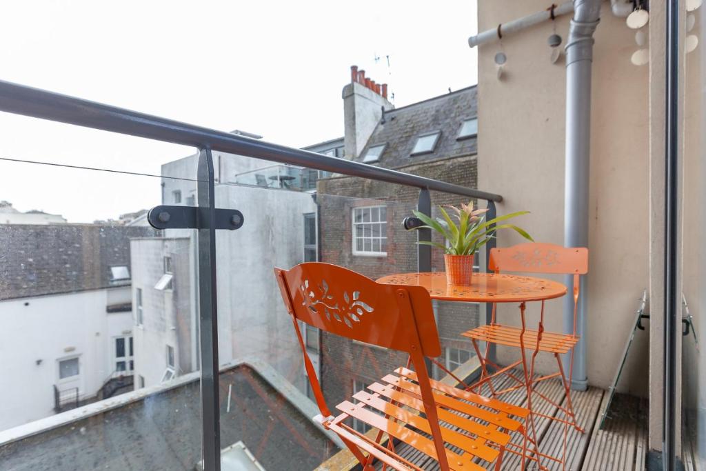 a balcony with a table and chairs on a balcony at GuestReady - Paradise Break in Brighton in Brighton & Hove
