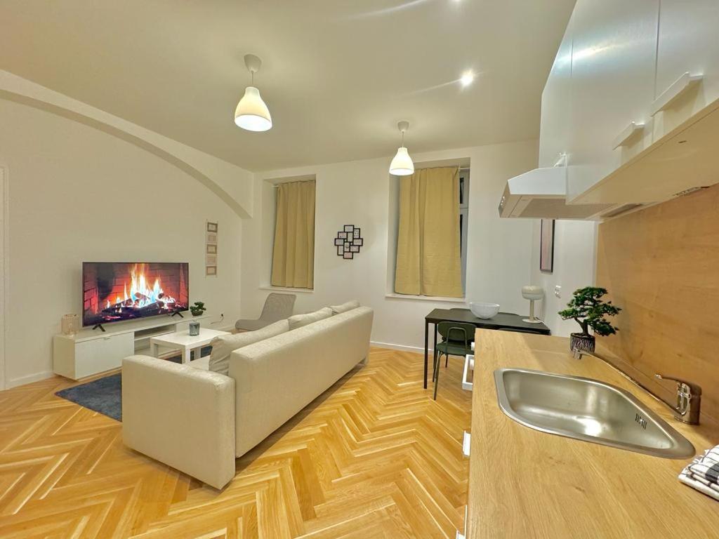 uma sala de estar com um sofá e uma lareira em AR Living Vienna Apartments & Suites em Viena