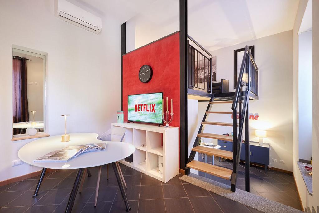 ein kleines Zimmer mit einer Treppe und einem Tisch in der Unterkunft Loft Santa Giulia in Turin