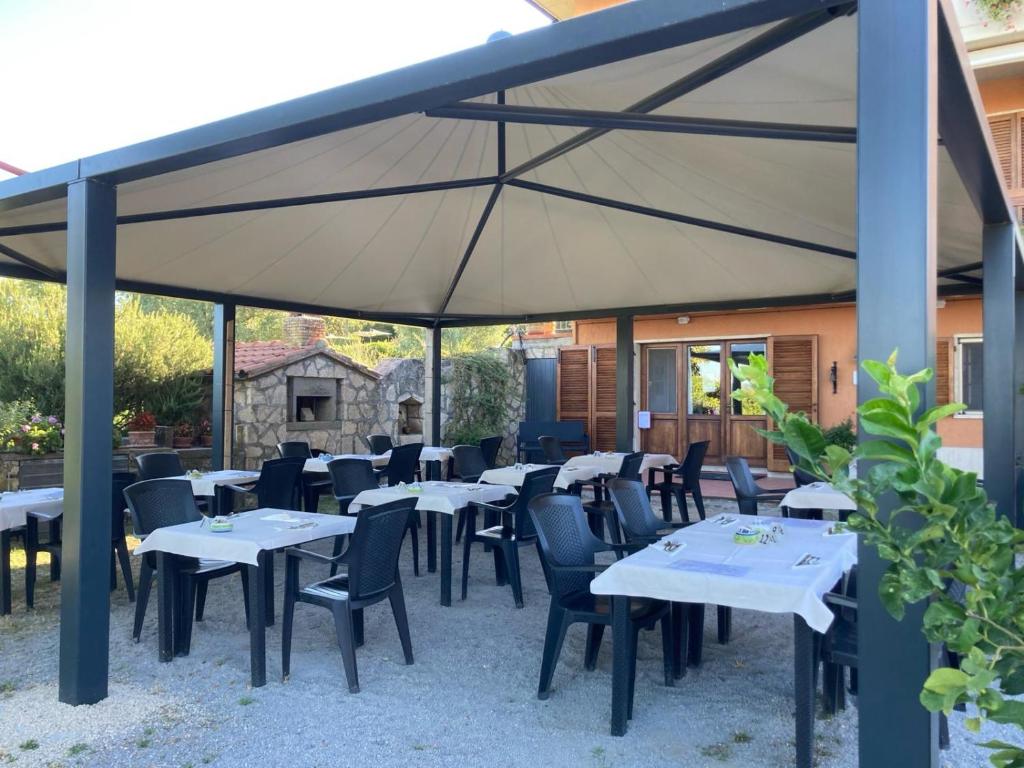 A restaurant or other place to eat at Bio Agriturismo Il Torrione