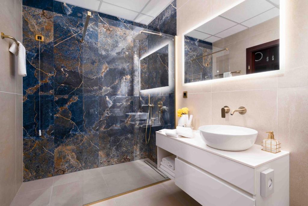 Koupelna v ubytování Boutique Hotel Nautica - SPA & wellness, FREE Parking, Pet friendly