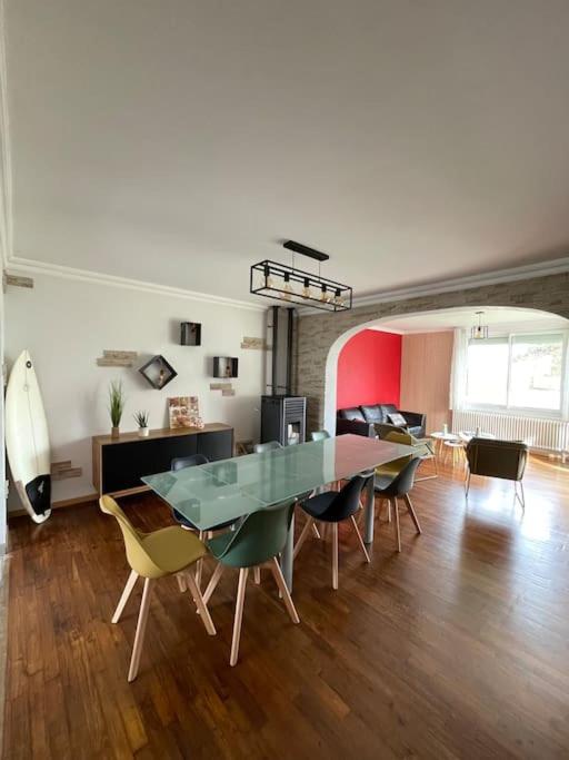 un salon avec une table et des chaises dans l'établissement Maison Quartier de Pors Carn, à Penmarcʼh