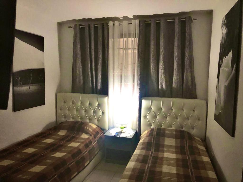 Postel nebo postele na pokoji v ubytování Cozzy Cottage, in center of Tirana