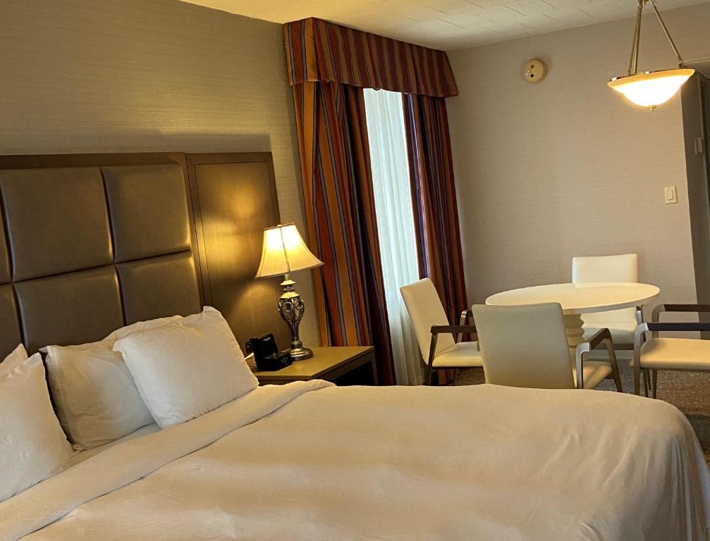 Postel nebo postele na pokoji v ubytování Radisson Hotel Hauppauge-Long Island