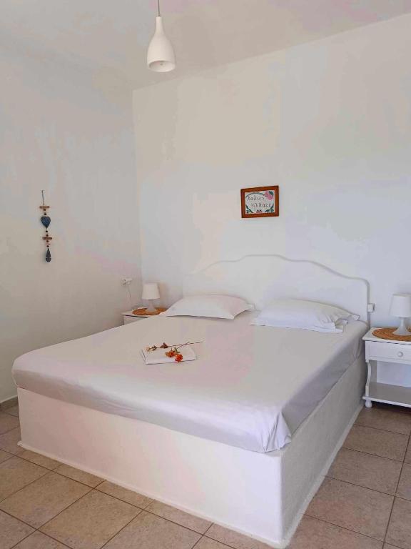 Postel nebo postele na pokoji v ubytování Georgia Rooms Milos