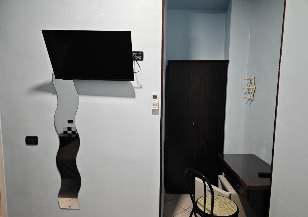 Televízia a/alebo spoločenská miestnosť v ubytovaní Hotel Esperia