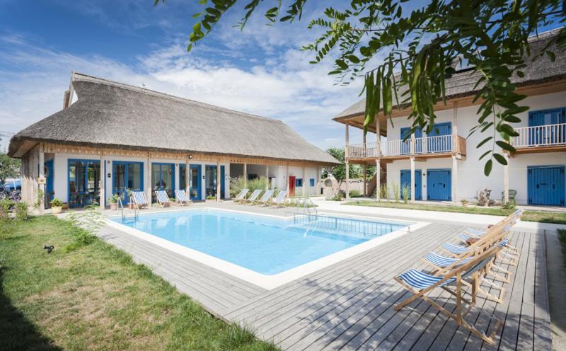 una casa con piscina frente a una casa en Limanul Resort - Danube Delta, en Chilia Veche