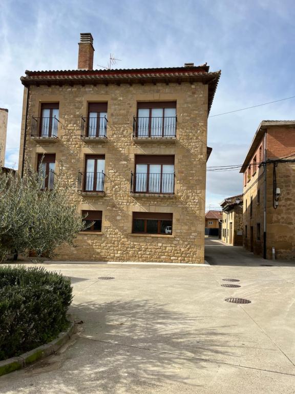 un gran edificio de ladrillo con ventanas en una calle en OLIVO 75, en Leza