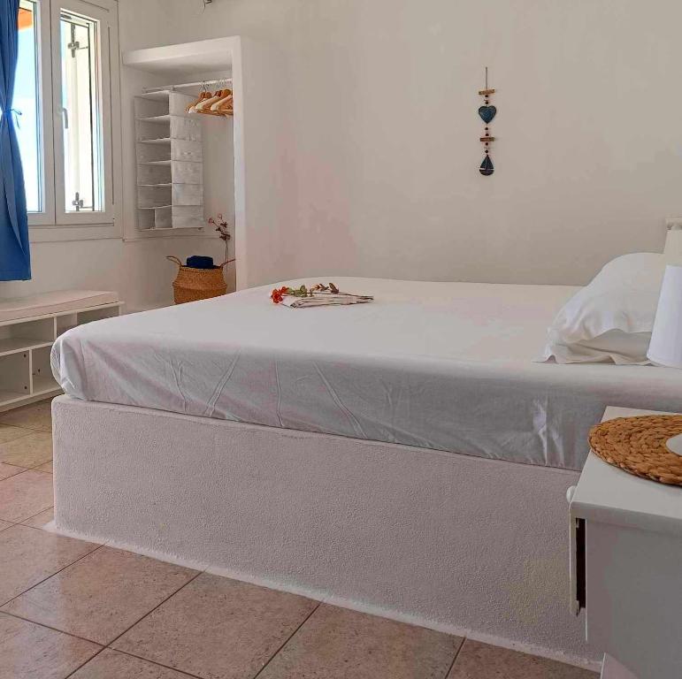 Ein Bett oder Betten in einem Zimmer der Unterkunft Georgia Rooms Milos