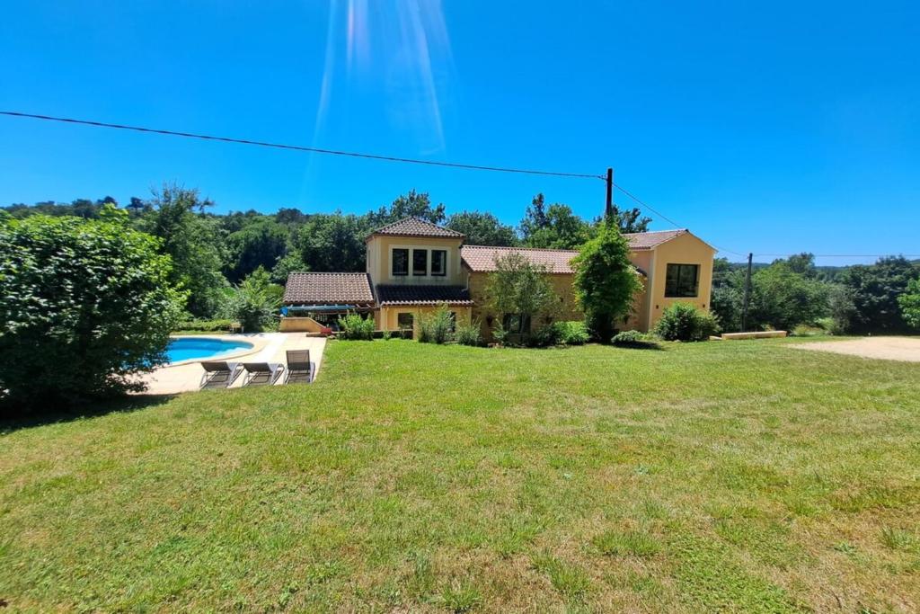 a house with a yard with a swimming pool at Maison Spacieuse situation idéale au calme in Bouillac