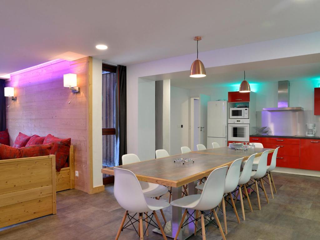 cocina y comedor con mesa de madera y sillas en Appartement Plagne Bellecôte, 6 pièces, 14 personnes - FR-1-181-2282, en La Plagne Tarentaise