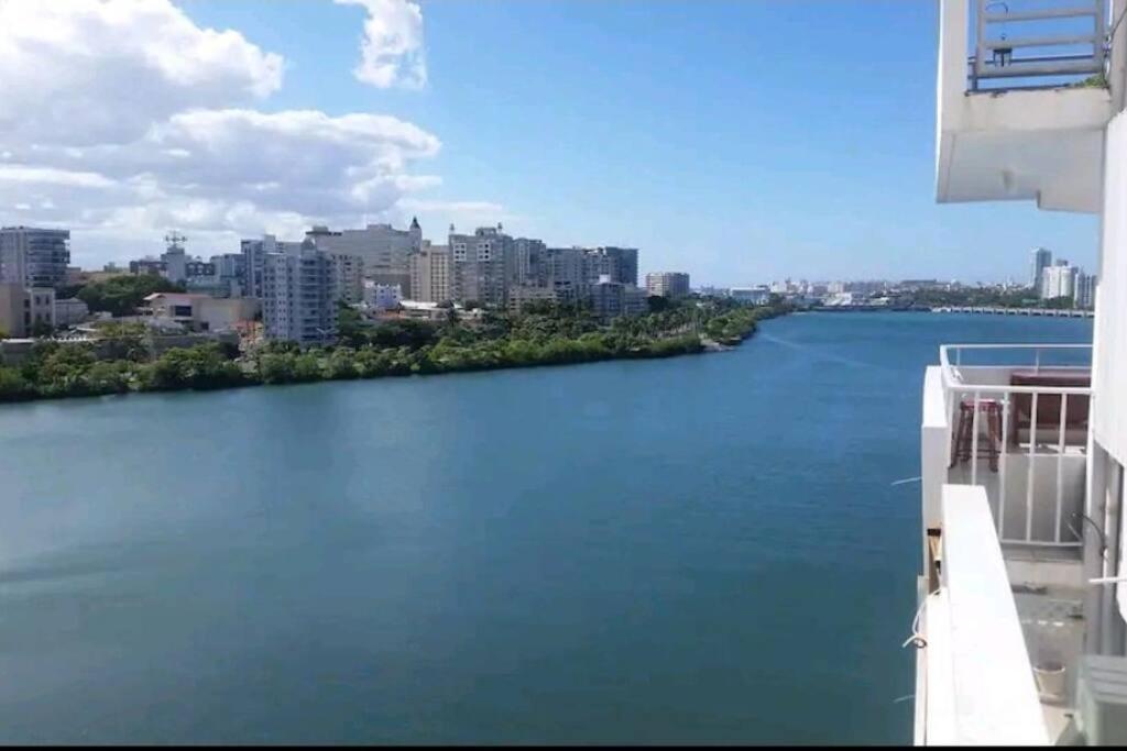 vistas al río desde un barco en Condado 1 bedroom Apt w/ View, en San Juan