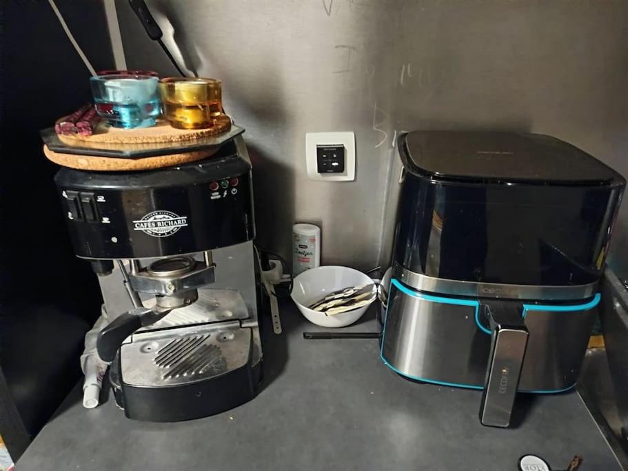 eine Kaffeemaschine auf einer Theke in der Unterkunft La Maison Bleue - La Haye in Den Haag