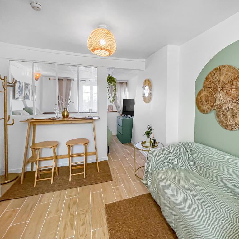 un salon avec un lit et une cuisine dans l'établissement Le Bali de Corbeil-Essonnes, à Corbeil-Essonnes