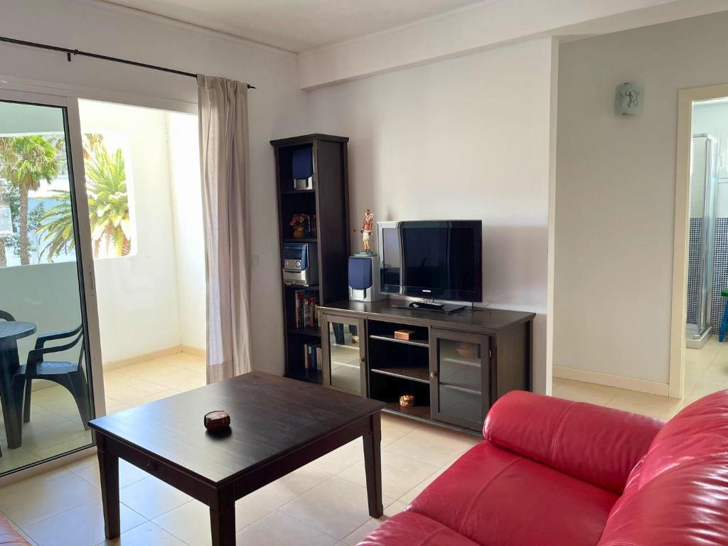 Televízia a/alebo spoločenská miestnosť v ubytovaní 2BR Home - 3 min to Agaete Beach - Pool