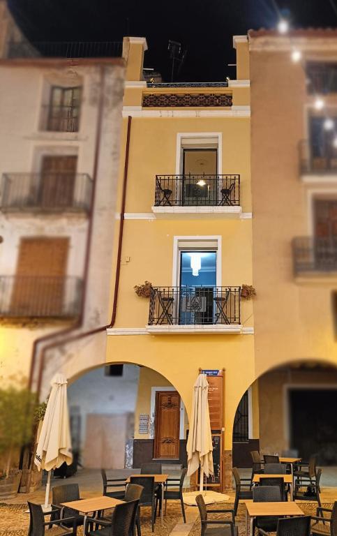 budynek ze stołami i parasolami przed nim w obiekcie Plaça de l'Almudí, where else! w mieście Onda
