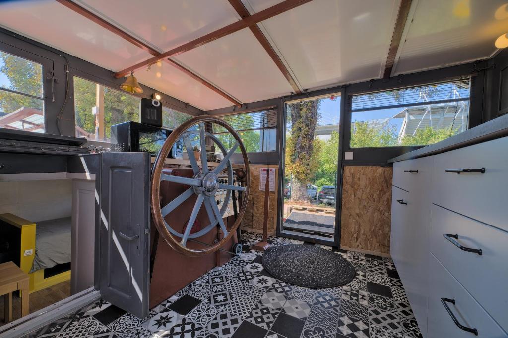 une cuisine avec une roue tournante dans une petite maison dans l'établissement Péniche MaPensée, à Metz