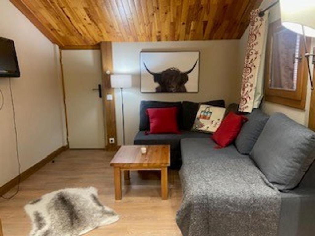 un salon avec un canapé et une table dans l'établissement Appartement spacieux proche centre village avec balcon et vue Mont Blanc - FR-1-181-2479, à La Plagne Tarentaise