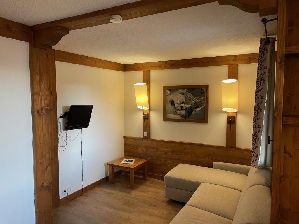 un salon avec un canapé et une télévision dans l'établissement Studio cosy à deux pas des pistes avec balcon et casier à skis - FR-1-181-2482, à La Plagne Tarentaise