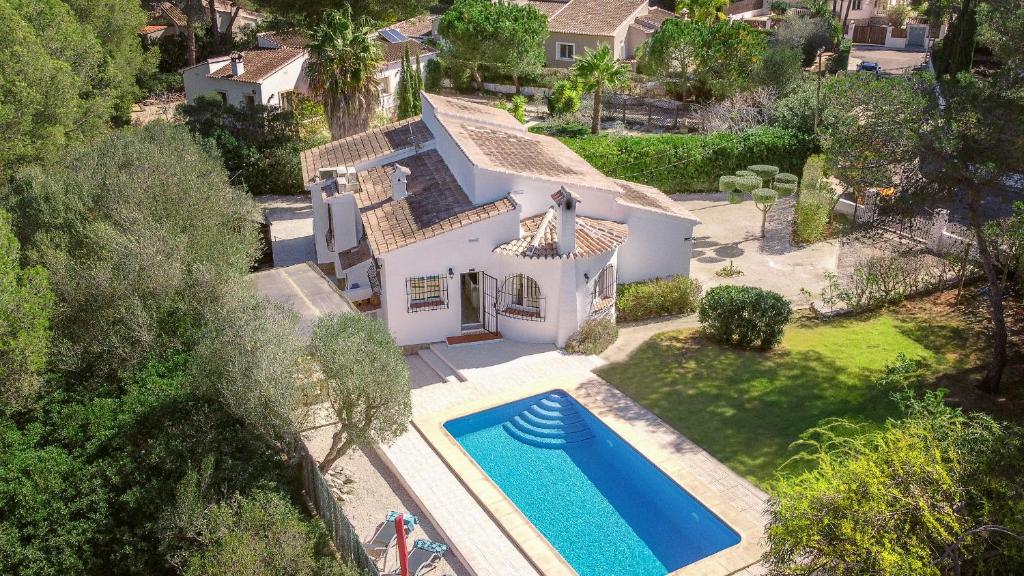 vue aérienne d'une maison avec piscine dans l'établissement Casa Isabela, à Jávea