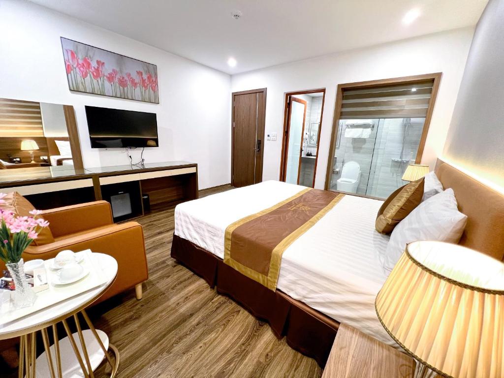Postel nebo postele na pokoji v ubytování Luxtel Hotel Ngoại Giao Đoàn