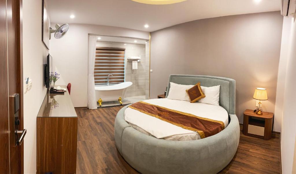 Postel nebo postele na pokoji v ubytování Luxtel Hotel Ngoại Giao Đoàn