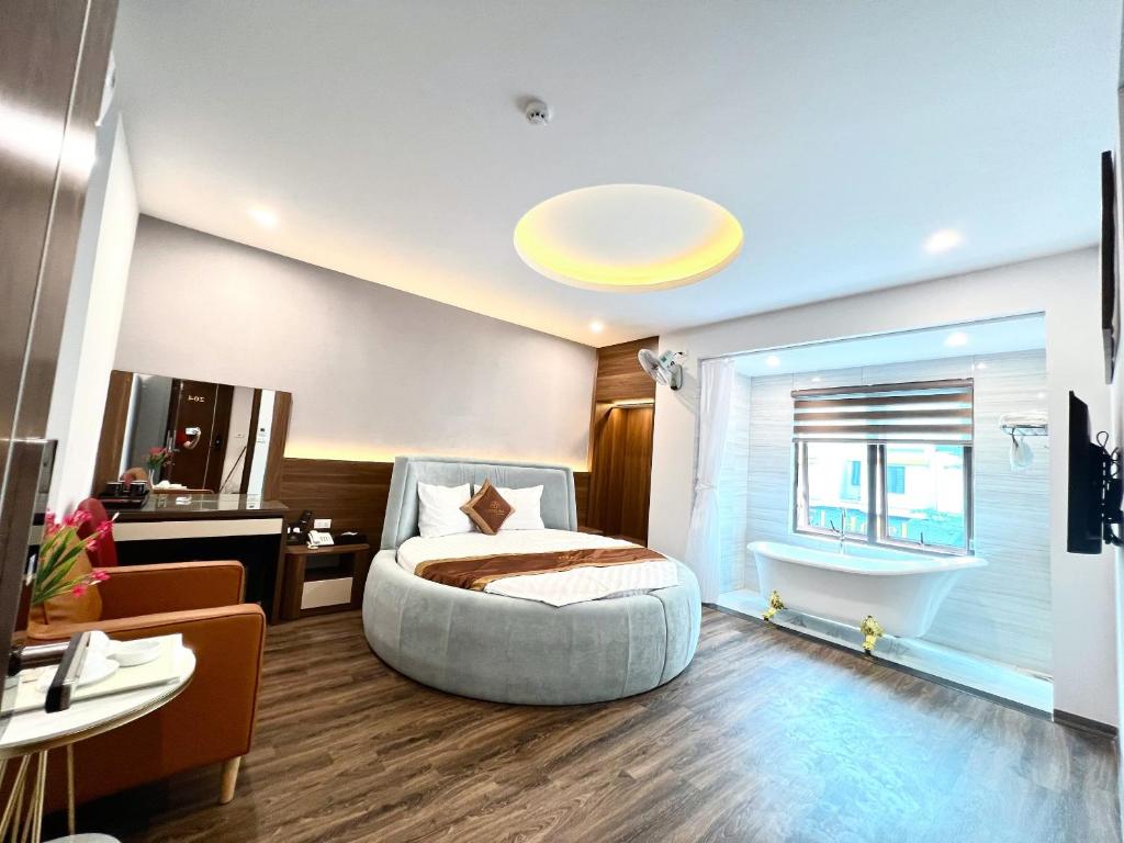 Postel nebo postele na pokoji v ubytování Luxtel Hotel Ngoại Giao Đoàn