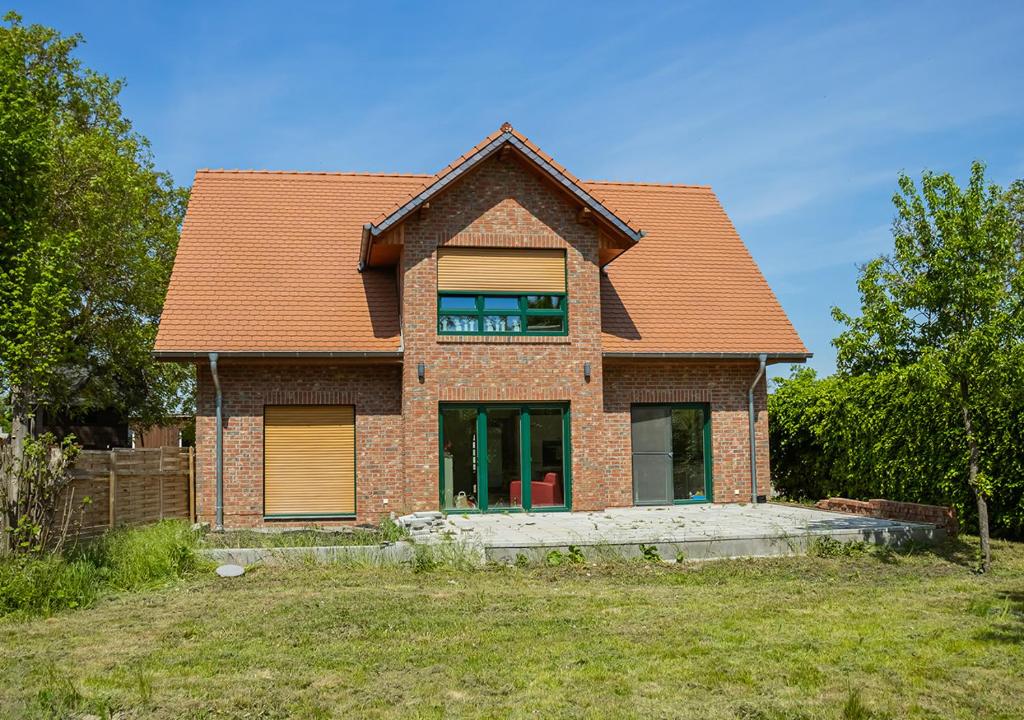 een stenen huis met een oranje dak bij Firmen-Familien-Villa in Heiligengrabe