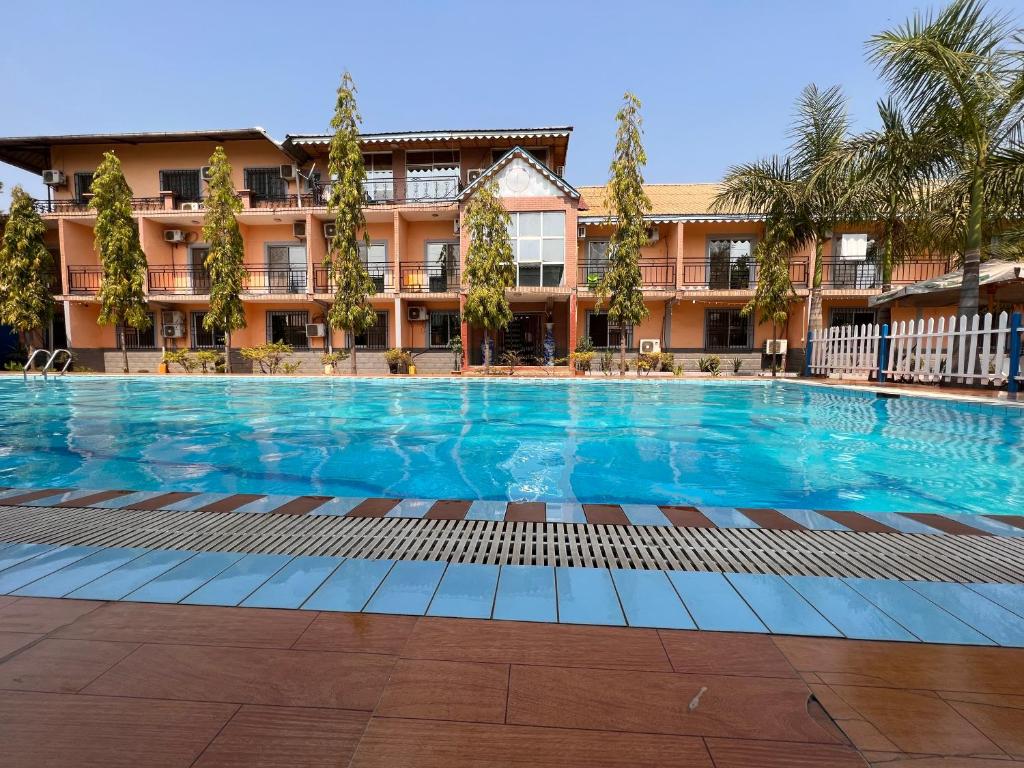 uma grande piscina em frente a um edifício em ROYAL HOTEL em Juba