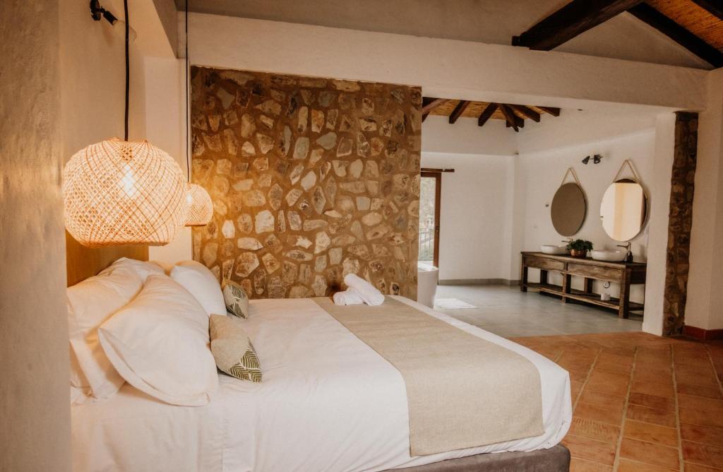 Postel nebo postele na pokoji v ubytování Pietra Hotel