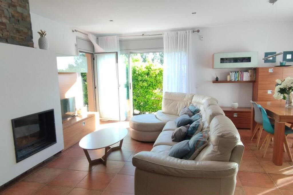 ein Wohnzimmer mit einem weißen Sofa und einem Tisch in der Unterkunft Preciosa Casa tranquila rodeada de naturaleza in Piera