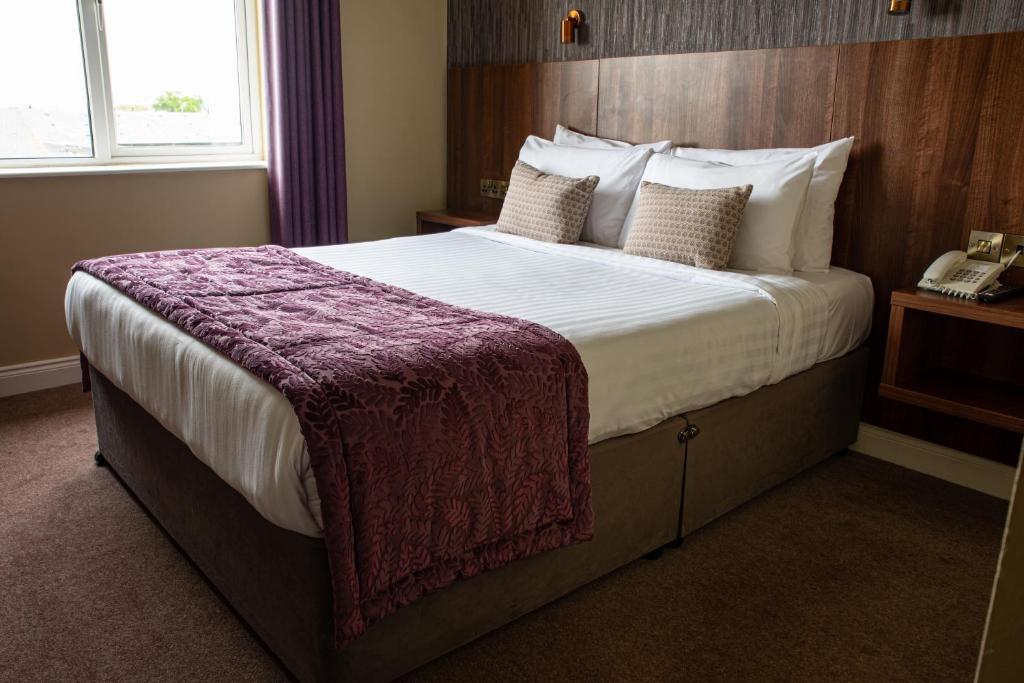 Postel nebo postele na pokoji v ubytování Arklow Bay Hotel