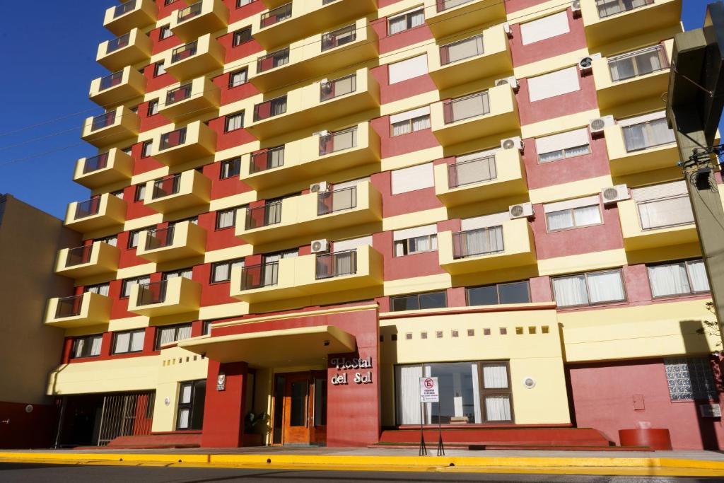un edificio alto con pintura colorida. en Hostal del Sol en San Bernardo