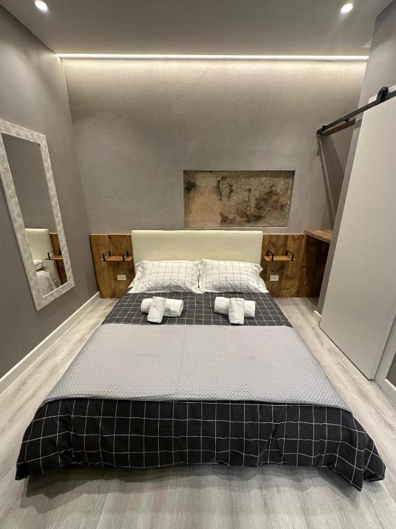 a bedroom with a large bed with two towels at Cantore 20 in Verona