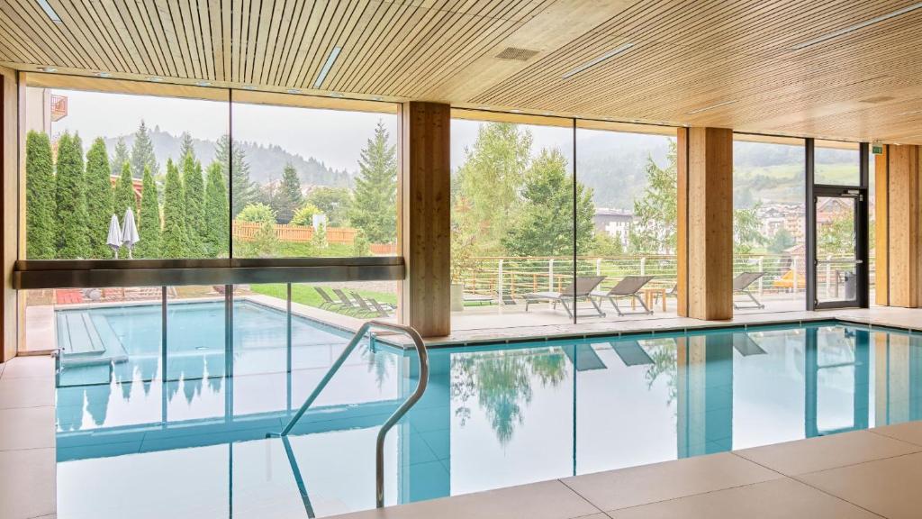 Bazén v ubytování Corona Dolomites Hotel nebo v jeho okolí