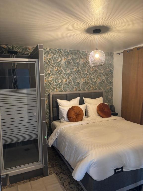 een slaapkamer met een bed met twee basketbalkussens erop bij L avenir in Clichy