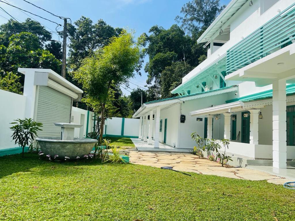 une cour d'un bâtiment avec une baignoire dans la cour dans l'établissement Istana Villa Mirissa, à Mirissa