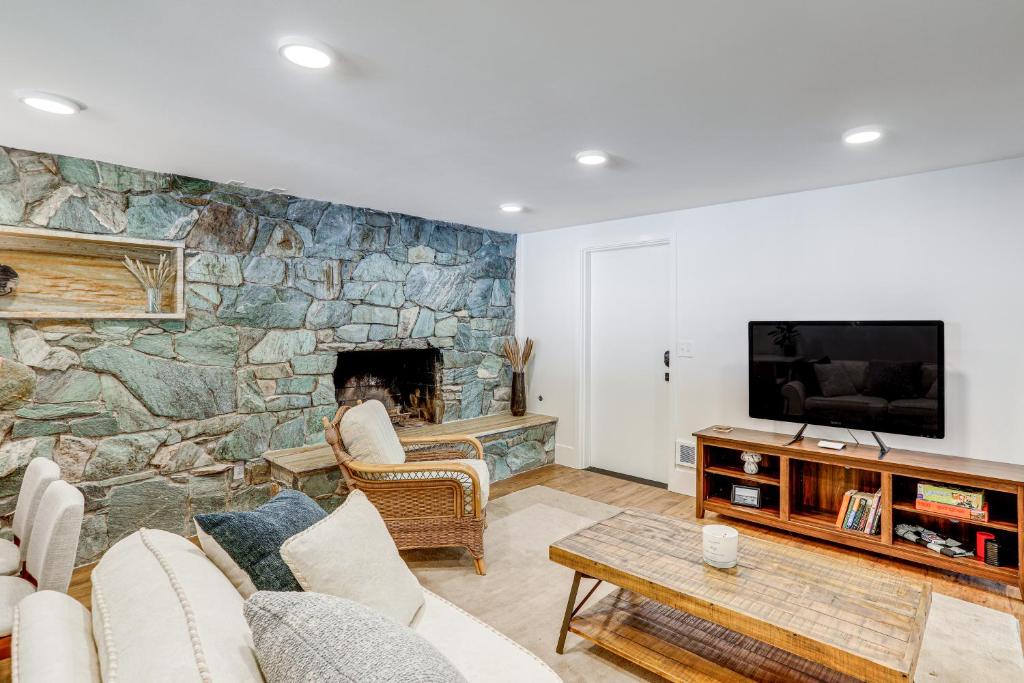 Μια τηλεόραση ή/και κέντρο ψυχαγωγίας στο Renovated Apartment in Seattle 7 Mi to Downtown!