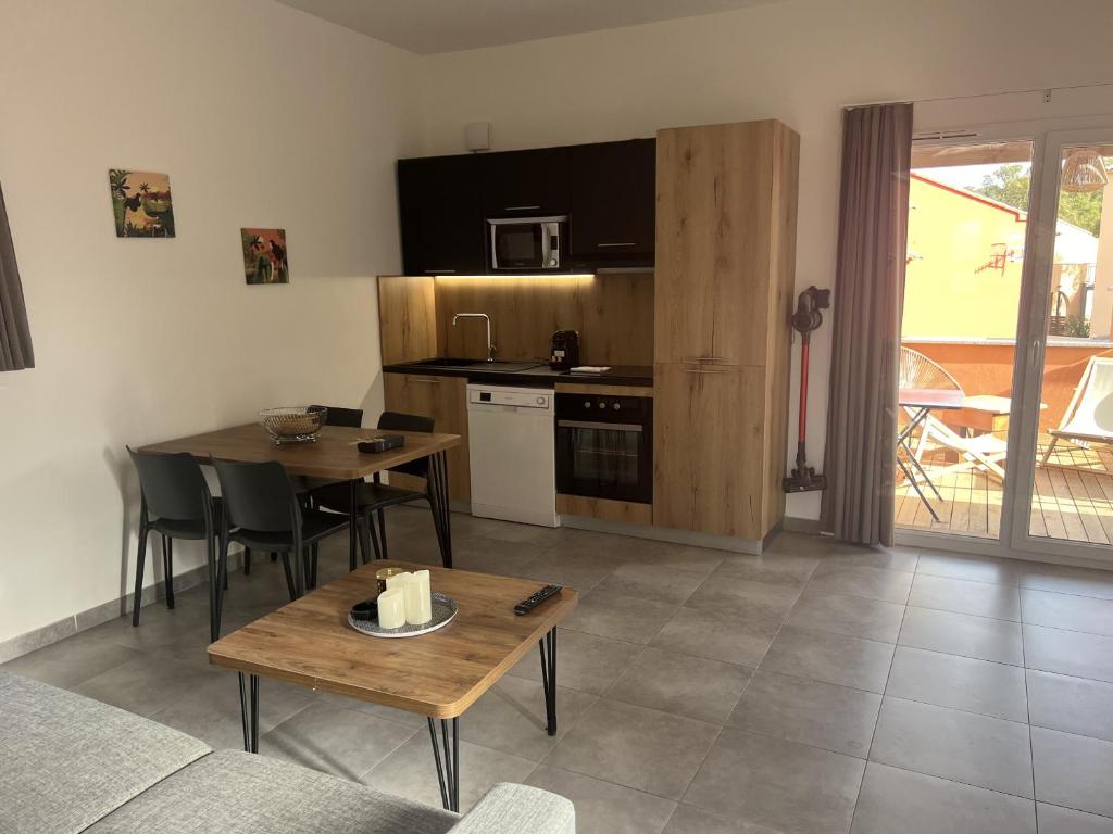 Kuchyňa alebo kuchynka v ubytovaní Résidence hôtelière les hameaux de saint cyprien appartement 35 M2 1 chambre