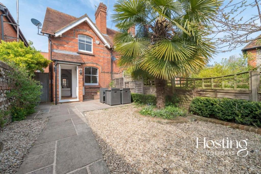 uma casa com uma palmeira em frente em Stunning Character House In The Centre of Henley em Henley on Thames