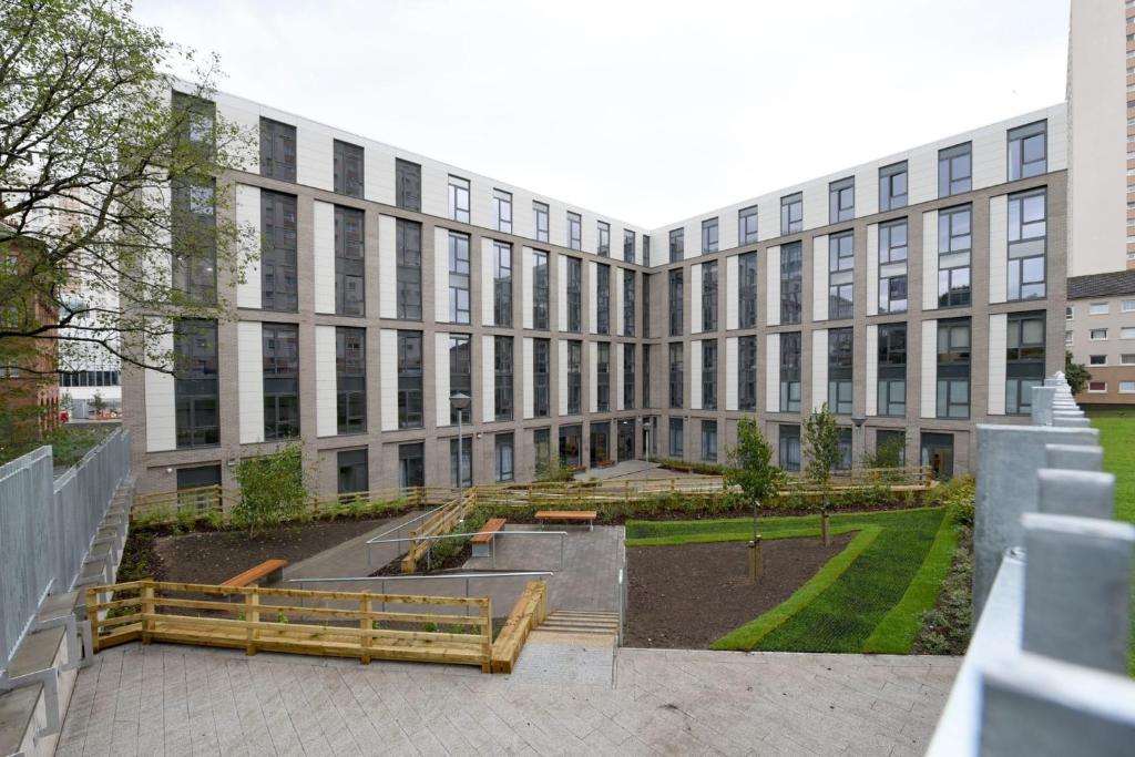 um grande edifício com um pátio em frente em Modern and Bright Ensuite at St Mungo's in Glasgow for Students Only em Glasgow