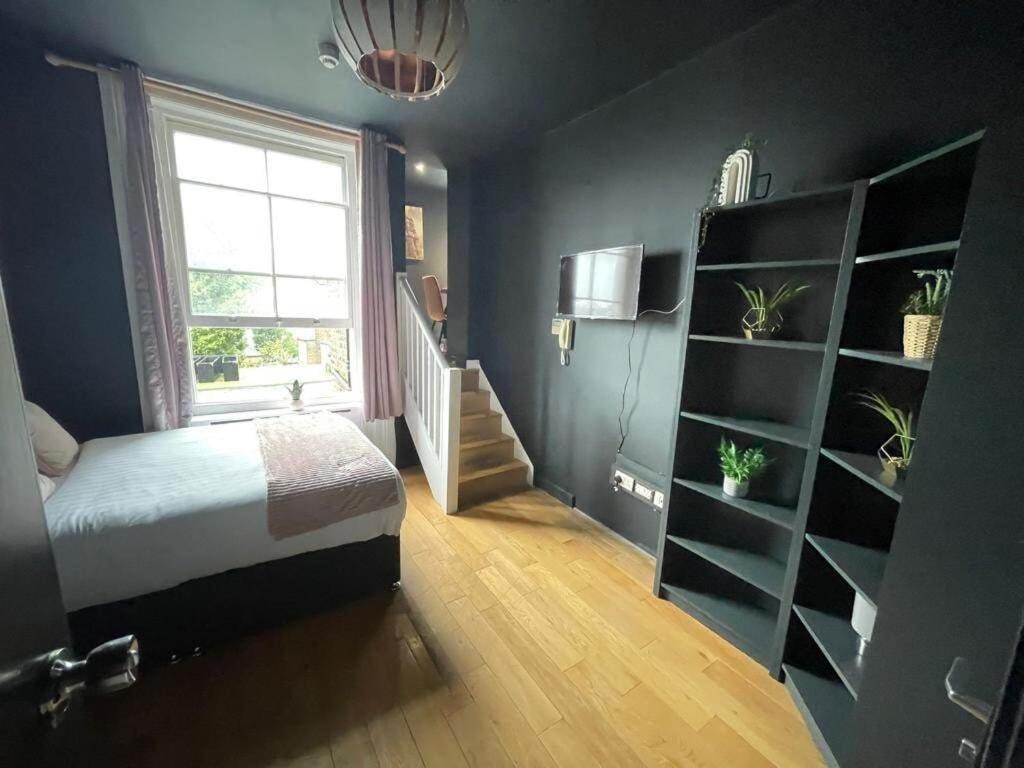 Portobello Road Artistic Studios 'BUDGET' - King Studio