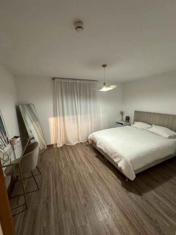 a bedroom with a bed and a desk and a window at Zentrale, 55m2, helle 2 Zimmer Whg nähe Messe in Düsseldorf