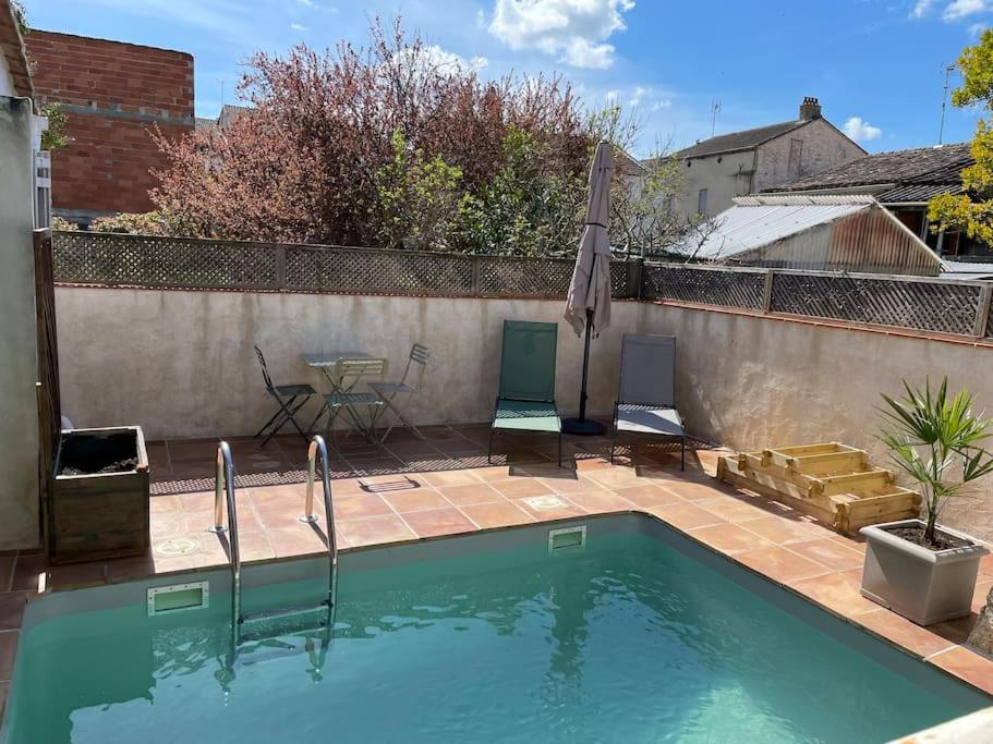 בריכת השחייה שנמצאת ב-Gîte avec piscine et terrasse privative או באזור