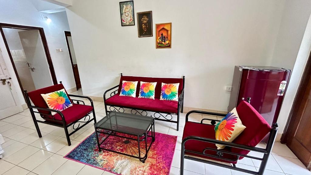 sala de estar con 3 sillas y mesa en Muffys Holiday Apartment 2, en Baga