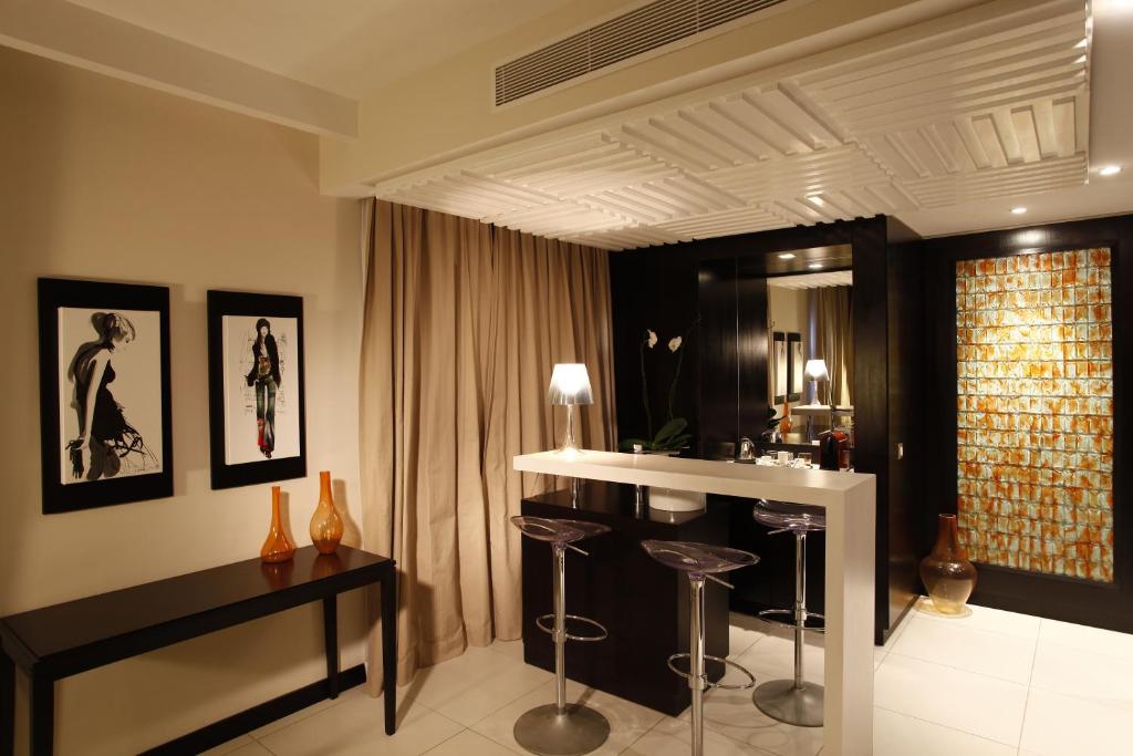 a living room with a bar and some vases at Dar El Marsa Hotel & Spa in La Marsa